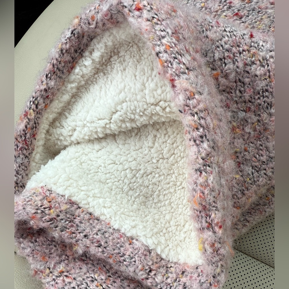 Gorgeous soft and warm chunky infinity scarf. Women’s one size. Sherpa lined